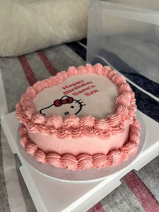 Hello Kitty birthday heart cake in pink